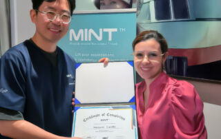 Margaret Castillo tar emot certifieringsdiplom