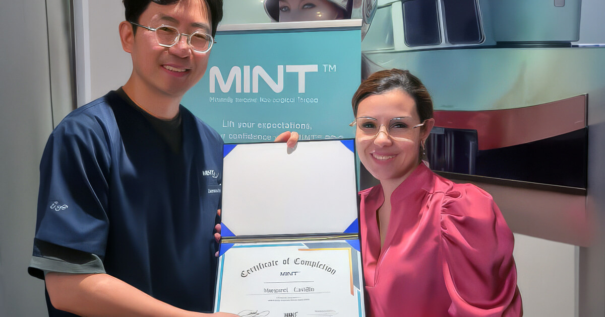 Margaret Castillo tar emot certifieringsdiplom